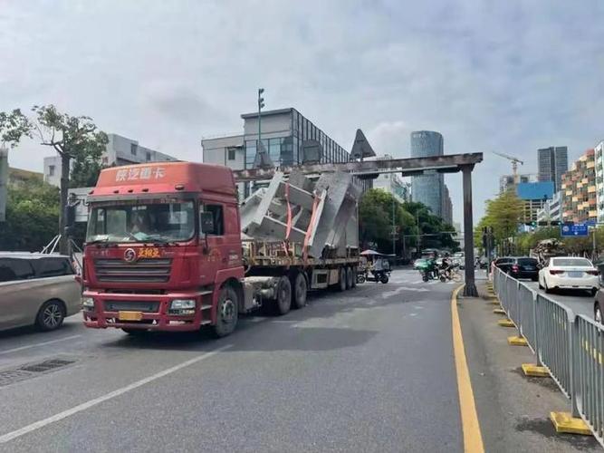 武汉：超高冷藏车误闯吴家山高架，车厢遭3米限高架削顶, 你怎么看「货车高架掉落砸房屋违法吗」 冷冻冰鲜品